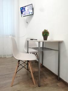 リヴィウにあるApartment on Lychakivska 161の白いデスク(椅子付)、壁掛けテレビ