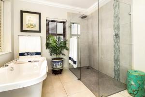 A bathroom at The Shelley Point Hotel & Spa