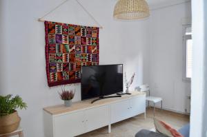 TV a/nebo společenská místnost v ubytování Apartamento completamente equipado en Ferrol.