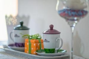 una mesa con dos tazas de té y una copa de vino en Casa di Marina, en Viareggio