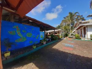 vista sul cortile di una casa con parete blu di Suymar Ecolodge Galapagos a Puerto Ayora