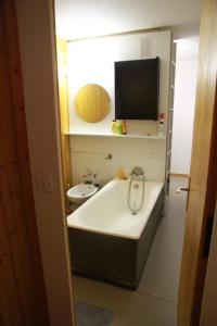 Μια τηλεόραση ή/και κέντρο ψυχαγωγίας στο Cascade arcs 1600 +3 φωτογραφίες