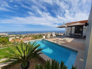 Bazén v ubytování LA CALADE nebo v jeho okolí