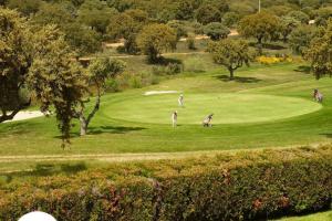 a group of people playing golf on a golf course at Estudio con Wifi y vistas al Campo de Golf de Salamanca in San Pedro del Valle