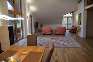 a living room with a dining table and chairs at Ferienwohnung Kaps in Aying