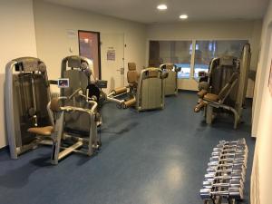 ein Fitnessstudio mit vielen Stühlen und Geräten in der Unterkunft Ferienwohnung Reinhold im Predigtstuhl Resort in Sankt Englmar