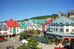 uma vista aérea de uma cidade com edifícios coloridos em Sommet Des Neiges em Mont-Tremblant