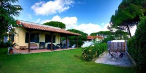 ein Haus mit einem Fahrrad im Hof in der Unterkunft Villa Leo in Terracina