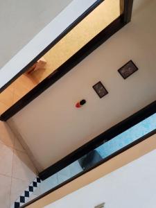 una finestra sul soffitto di una camera con di Joli Appartement Meublé à Rte Ain Chkef a Fes