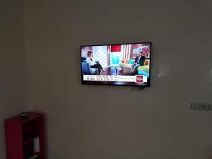 非斯的住宿－Joli Appartement Meublé à Rte Ain Chkef，挂在墙上的平面电视