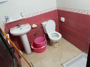 uma casa de banho com um WC e um lavatório em Joli Appartement Meublé à Rte Ain Chkef em Fez
