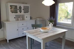 eine Küche mit einem Tisch und einer Schüssel darauf in der Unterkunft Ferienwohnung an der Südheide 80 qm max 4 Personen in Dedelstorf