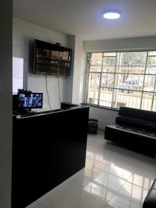 een woonkamer met een aanrecht en een bank bij Hotel Casa Paulina in Bogota