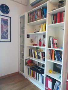 ein Bücherregal gefüllt mit Büchern in einem Raum in der Unterkunft Casamia in Bologna