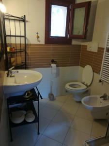 ein Bad mit einem Waschbecken und einem WC in der Unterkunft Casamia in Bologna
