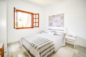 - une chambre blanche avec un lit et une fenêtre dans l'établissement VILLA BAHIA AZUL, à Estepona