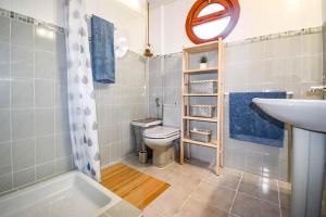 łazienka z toaletą, umywalką i wanną w obiekcie VILLA BAHIA AZUL w mieście Estepona