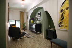 - un salon avec un canapé et une chaise dans l'établissement Casa Famoso, à Catane