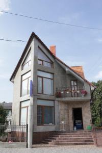 uma casa com um alpendre e uma varanda em Дідів Рай em Volovets