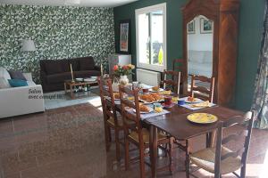una sala de estar con una mesa con comida. en La Maison et son jardin sur le Canal de Bourgogne, en Ravières