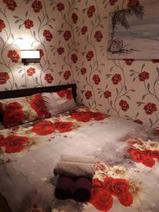 Un dormitorio con una cama con rosas rojas. en Ferry Terminal Aparts, en Klaipėda