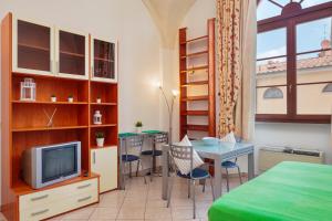 カーシナにあるRemaggi Navacchioのベッド、テレビ、テーブルが備わる客室です。