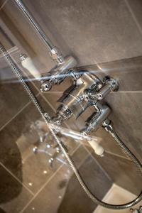 baño con ducha y tuberías de metal en Creag Moine Luxury Self Catering, en Kensaleyre