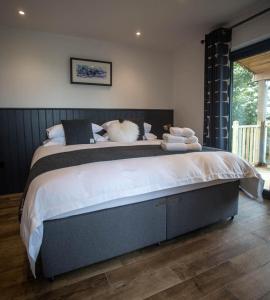 1 dormitorio con 1 cama grande y toallas. en Creag Moine Luxury Self Catering, en Kensaleyre