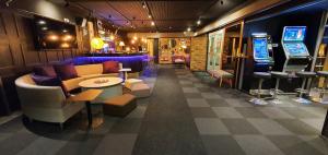 een kamer met een bar met een bank en een tafel bij Samantta Hotel & Restaurant in Haukipudas