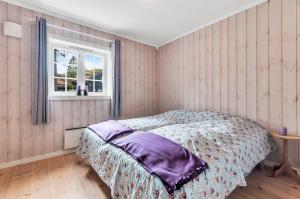 een slaapkamer met een bed en een raam bij Gaustatoppen Apartment in Rjukan