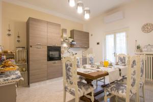 cocina y comedor con mesa y sillas en B&B La Casa di Otello en Carmignano