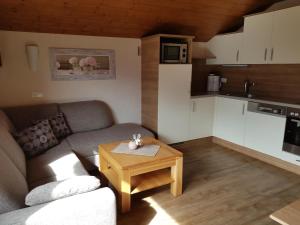 A kitchen or kitchenette at Ferienwohnung Bernsteiner