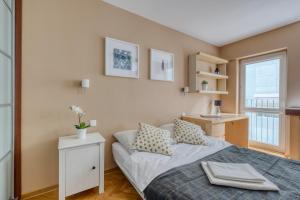 ワルシャワにあるNoctis Apartment Śliskaの小さなベッドルーム(ベッド1台、窓付)