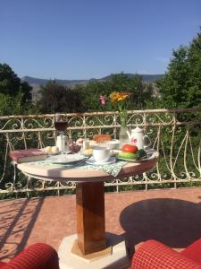 une table avec une assiette de nourriture sur un balcon dans l'établissement Oasis, à Aspindza