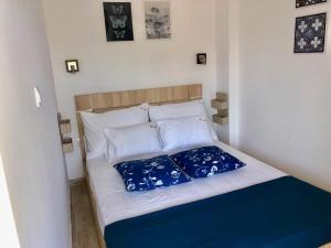 A bed or beds in a room at MAGO APARTMENTS