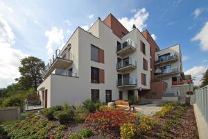 un gran edificio blanco con techo puntiagudo en Apartmány Terasy Café, en Liberec