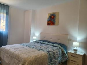 une chambre avec un lit et un tableau au mur dans l'établissement Apartamento Torres del Sol, à Arona 12 autres photos