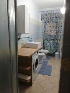 łazienka z umywalką i pralką w obiekcie Anchida casa vacanze w mieście Enna