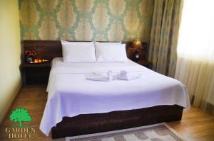 Voodi või voodid majutusasutuse Garden Hotel toas