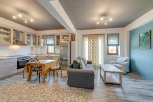 Posedenie v ubytovaní Harmony Deluxe Villas