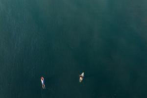 dos personas de pie en el agua en el océano en Mizata By Antiresort, en Santa María Mizata