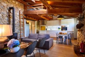 Kuchnia lub aneks kuchenny w obiekcie URAIN Suites - Apartments at Flysch-Coast