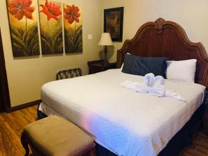 Un pat sau paturi într-o cameră la Hotel Royal Blue