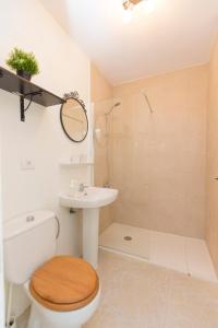 een badkamer met een toilet, een wastafel en een douche bij Apartamento Jumilla Vista Mar 23 in Playa del Inglés