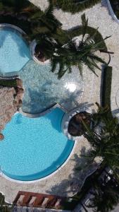 una vista aérea de una piscina con palmeras en UBATUBA, APARTAMENTO TOP en Ubatuba