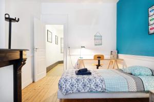ル・アーヴルにあるL’atelier de Loaneの青い壁のベッドルーム1室