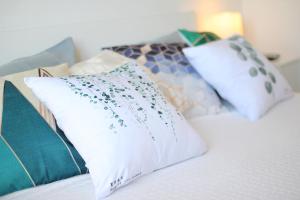 Una cama con dos almohadas blancas. en Vila Mafra - Grill Terrace en Mafra