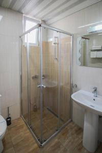 ein Bad mit einer Dusche und einem Waschbecken in der Unterkunft Hotel Aleksandrija in Ohrid