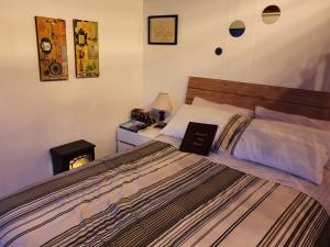 Un dormitorio con una cama con un libro. en Casa en el Árbol en Suesca