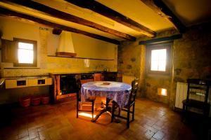 een keuken met een tafel en stoelen in een kamer bij Masia Manonelles in Biosca